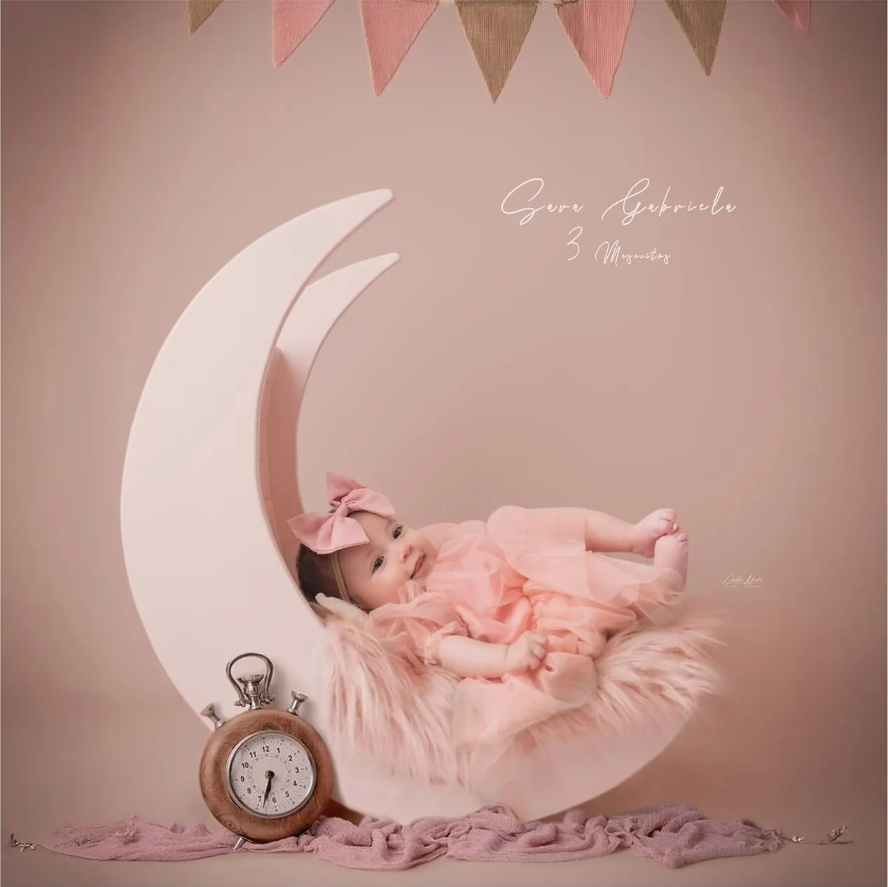 Bebé en luna decorativa rosa, sesión de estudio