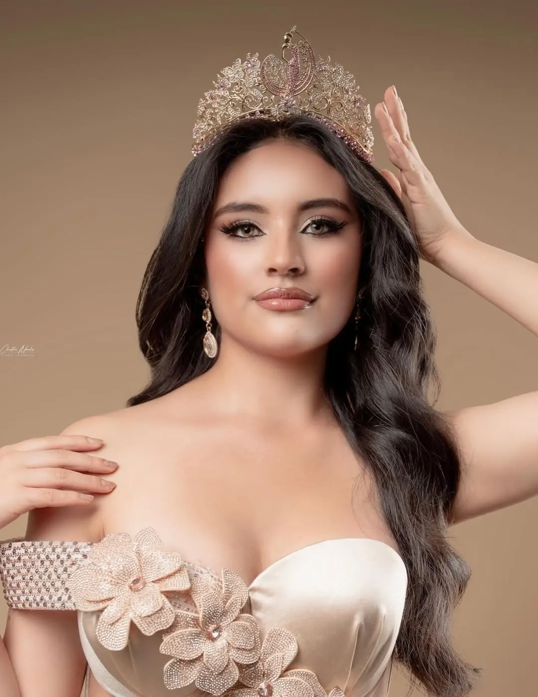 Retrato de coronación con tiara dorada