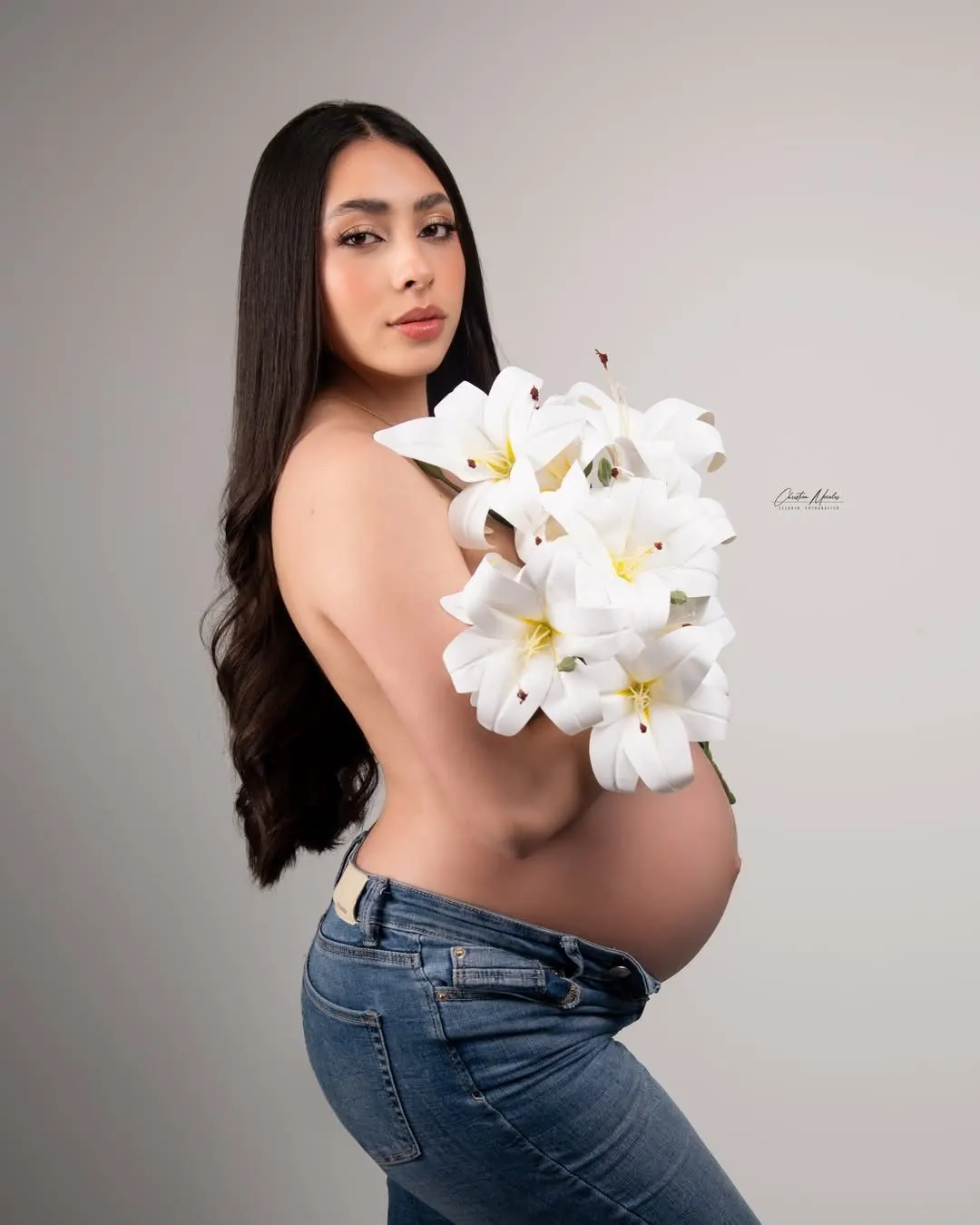Sesión de maternidad con lirios blancos