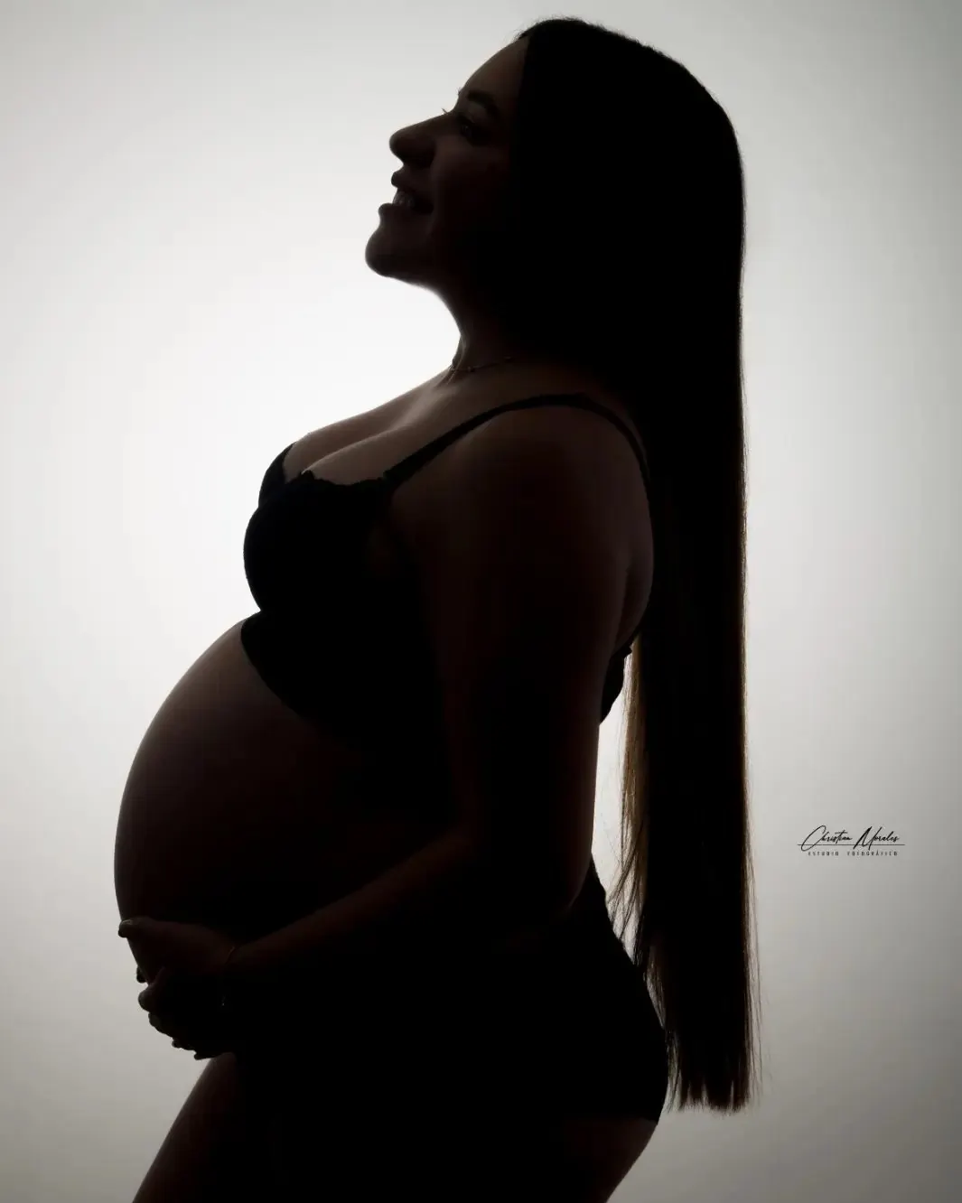 Silueta de maternidad a contraluz en estudio
